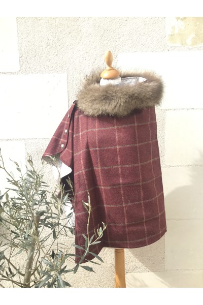 Cape Harriet – Tweed bordeaux carreaux verts & rouges | 100 % laine – col fourrure amovible