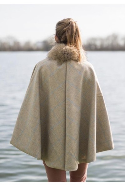Cape Mahault – Tweed Beige à Carreaux Bleu Ciel | Élégance champêtre et coupe féminine – Fabrication française