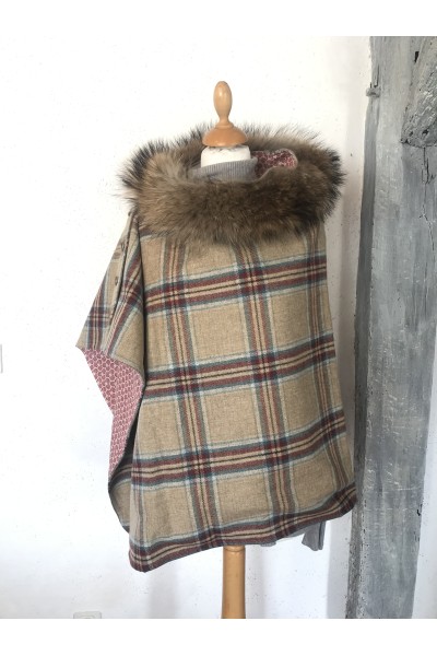 Cape Harriet – Tweed beige carreaux bordeaux et bleu | 100 % laine – col fourrure amovible
