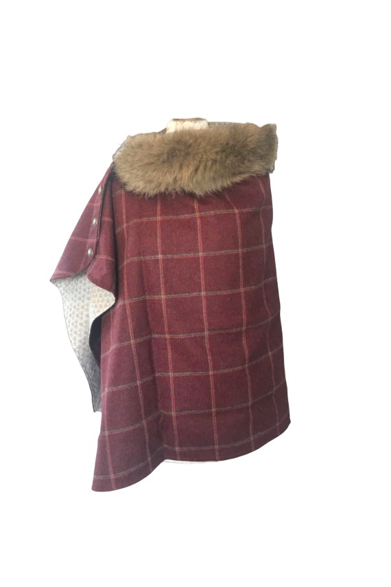 Cape Harriet – Tweed bordeaux carreaux verts & rouges | 100 % laine – col fourrure amovible