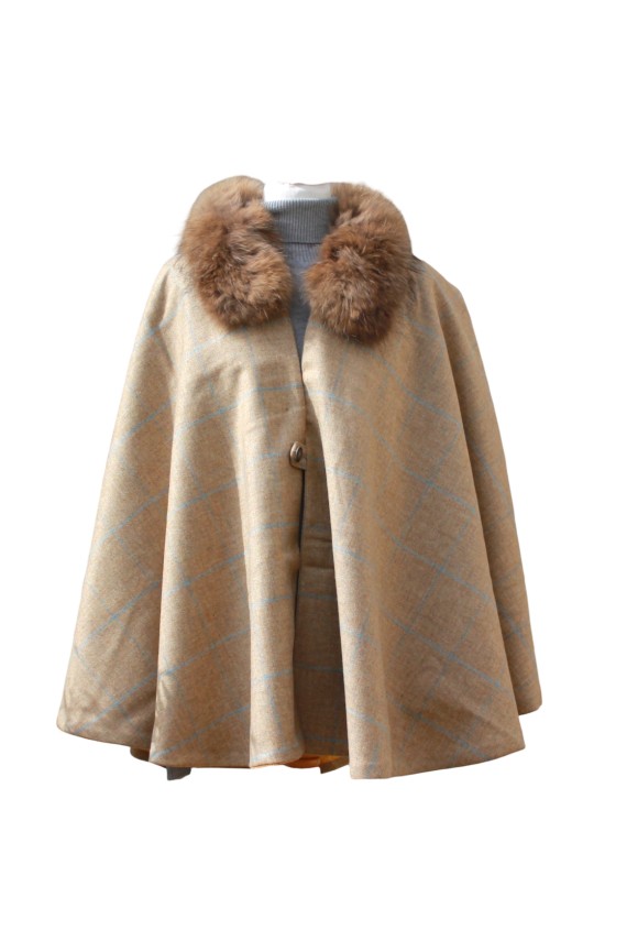 Cape Mahault – Tweed Beige à Carreaux Bleu Ciel | Élégance champêtre et coupe féminine – Fabrication française