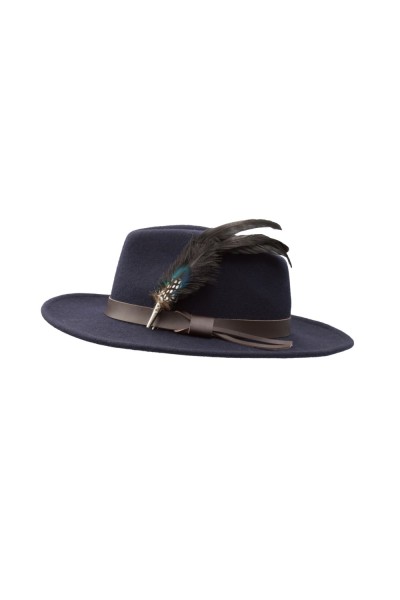 Chapeau bleu marine et sa broche à plumes