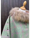 Cape Harriet – Tweed vert & rose | 100 % laine – col fourrure amovible – made in France