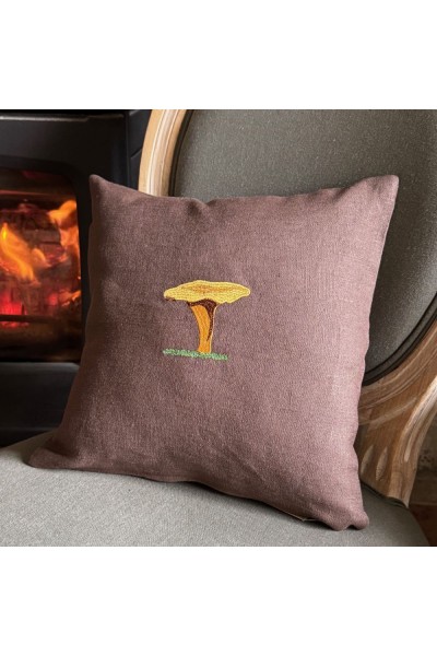 Coussin en lin marron brodé girolle – 35×35 cm