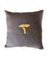 Coussin en lin marron brodé girolle – 35×35 cm