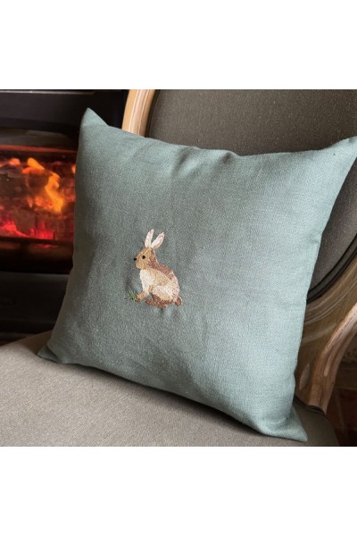 Coussin en lin vert brodé lapin – 35×35 cm