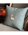 Coussin en lin vert brodé lapin – 35×35 cm