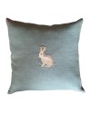 Coussin en lin vert brodé lapin – 35×35 cm