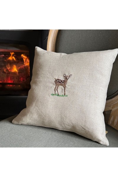 Coussin en lin naturel brodé faon – 35×35 cm