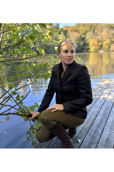 Veste tweed Nicole femme – Green Herringbone | Coupe asymétrique élégante