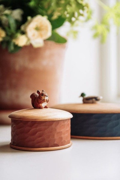 Coffret Écureuil en bois de cerisier sculpté à la main
