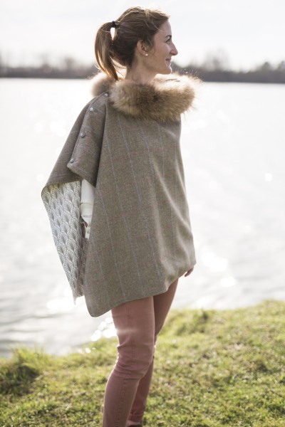 Cape Harriet – Tweed beige à trame rose & bleu | 100 % laine – col fourrure amovible – made in France